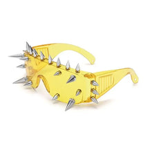 Lunettes de soleil steampunk jaunes translucides en plastique avec rivets halloween argentés pour look punk