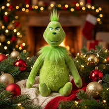 Plush peluche lutin vert grognon en tissu pelucheux avec cheveux en pics assis parmi decorations de noël