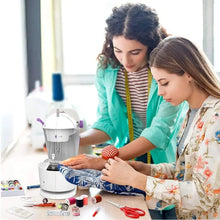 Mini machine à coudre électrique blanche avec accents violets et plaque d’extension idéale pour enfant avec pédale