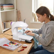 Mini machine à coudre blanche avec accents violets équipée d’une pédale idéale pour loisirs créatifs enfant