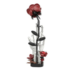 Main de squelette en plastique ABS tenant une rose halloween rouge en briques avec pièces noires et blanches thème floral