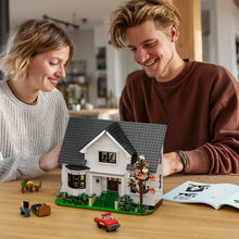 Maison blanche en plastique abs avec grenier à construire 1224 pièces, toit noir, base verte, fenêtres détaillées et jardin miniature