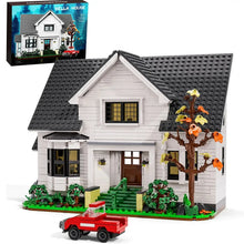 Maison blanche avec grenier à construire en plastique abs avec toiture grise, porte marron, marches vertes et arbre dautomne