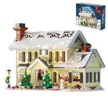 Maison de vacances de noël lumineuse en 1156 pièces avec maison jaune, arbres verts décorés et décorations festives idéale pour magasins de jouets