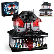 Maison monstrueuse transformable halloween en lego noir et gris avec fenêtres rouges lumineuses et accents translucides rouges