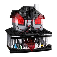 Maison monstrueuse transformable en lego noir et gris avec fenêtres rouges lumineuses dents blanches pointues et accents rouges translucides