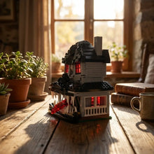 Lego maison monstrueuse transformable halloween en 750 pièces en briques grises et noires avec fenêtres rouges lumineuses et dents blanches