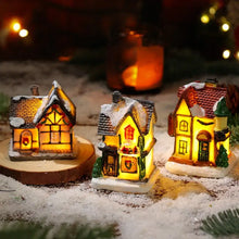 Maisonnette lumineuse de noël miniature à piles avec trois maisons détaillées et intérieurs jaunes chauds éclairés
