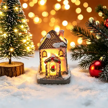 Maisonnette lumineuse de noël miniature à piles avec toit texturé marron, détails enneigés et porte éclairée rouge