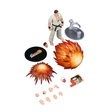 Figurine maîtres de combat 1/18 de ryu en gi blanc avec ceinture noire parmi les combattants aux silhouettes distinctes