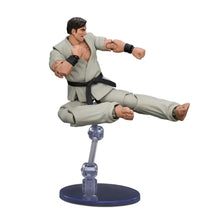 Figurine maître de combat ryu en gis gris clair avec ceinture noire posée en coup de pied, combattant aux silhouettes distinctes