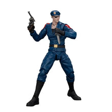 Figurine maître de combat 1/18 en uniforme bleu avec accents rouges, gants noirs, tenant revolver et couteau, combattants aux silhouettes distinctes