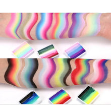 Palette arc-en-ciel 12 couleurs avec face paint soluble dans un boîtier blanc rectangulaire transparent