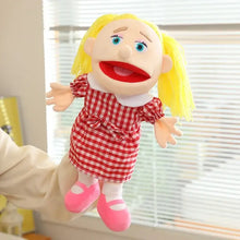 Une marionnette à main en peluche blonde habillée d’une robe à carreaux rouge et blanc avec des chaussures roses pour main famille aux personnages
