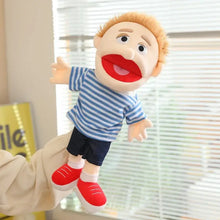 Marionnette à main famille en peluche 38 cm avec personnage blond en chemise rayée bleue et blanche, short foncé et baskets rouges