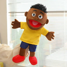 Marionnette à main famille en peluche de 38 cm personnage brun souriant aux cheveux bouclés vêtue jaune et bleu