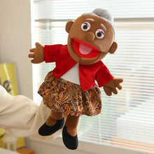 Marionnette à main famille en peluche 38 cm avec visage marron, cheveux gris, yeux larges et tenue rouge et orange aux personnages