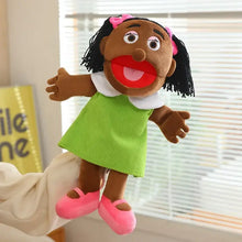 Marionnette à main famille en peluche 38 cm personnage à peau brune cheveux tressés robe verte chaussures roses