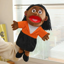 Marionnette à main famille en peluche aux personnages peau marron cheveux tressés noir tenue orange et jupe noire 38 cm
