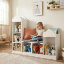 Meuble bibliothèque enfant en forme de maison blanche avec coin lecture intégré et cubbies ouverts pour livres et peluches