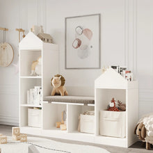 Meuble bibliothèque enfant en forme de maison blanche avec coussin gris et étagères ouvertes pour coin lecture