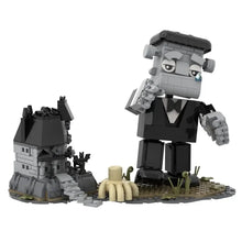 Figurine lego frankenstein grise et noire en costume avec détails cousus à côté d un château monstre de laboratoire halloween décoration halloween aux créatures 477 pièces