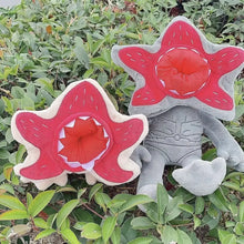 Peluche monstre fleur halloween grise et rouge avec tête étoile et corps en tissu texturé cousu