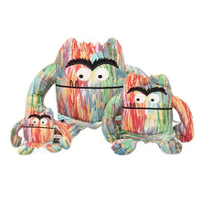 Peluche monstre multicolore à grande bouche avec motifs tie-dye, sourcils noirs et yeux blancs pour halloween