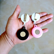 Montre de poche en caoutchouc souple noire et rose avec enrouleur blanc et clip métallique pour personnel médical facile à nettoyer