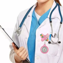 Clip papillon rose en caoutchouc souple tenant une montre de poche rose facile à nettoyer pour personnel médical