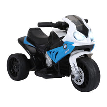 Moto électrique pour enfants bmw rr trois roues blanche et bleue avec siège noir idéale pour magasins de jouets