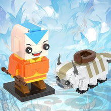 Figure nanoblock avatar maître en briques orange jaune avec cheveux bleus à côté d appa blanc rayé beige en nanoblock