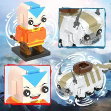 Figurine nanoblock avatar maître dair aang orange et jaune avec coiffe bleue sur socle noir