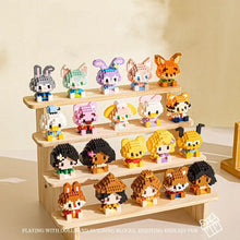Une collection de nanoblock figurines personnages disney colorées et pixelisées en blocs de construction exposées sur un présentoir en bois