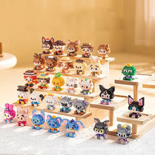 Une collection de figurines personnages disney nanoblock colorées en briques plastiques sur étagères en bois