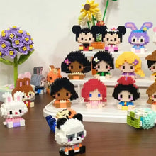 Une collection de figurines personnages disney colorées et pixelisées en nanoblock fabriquées en petites briques plastiques