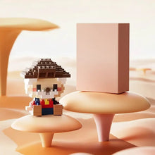 Une figurine nanoblock personnages disney en légo pixelisé avec chapeau marron et base champignon colorée