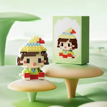 Figurine pixelisée nanoblock personnages disney avec chapeau jaune, cheveux bruns, haut vert et pantalon rouge en briques plastique