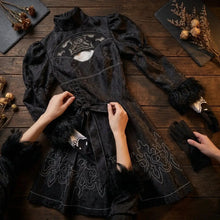 Robe noire en dentelle avec broderie toile darignée et poignets à plumes pour cosplay nier automata