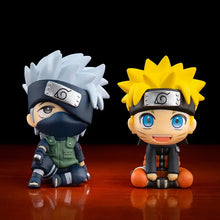 Figurine naruto chibi de 9 cm avec naruto aux cheveux blonds et kakashi aux cheveux blancs assis sur base orange