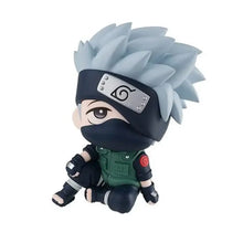 Figurine naruto chibi kakashi hatake avec cheveux argentés, masque noir et tenue ninja bleue en format chibi 9 cm