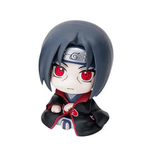 Figurine naruto chibi itachi uchiha 9 cm avec cheveux gris foncé, yeux sharingan rouges et manteau akatsuki noir