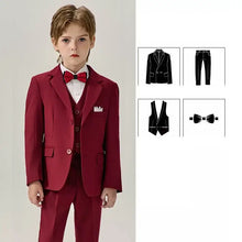 Garçon portant un costume nœud papillon trois pièces marron avec veste, pantalon et tenue élégante convient également aux événements formels