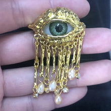 Broche œil mystérieux en ton or avec iris vert et pampilles en perles et cristaux pour tenue halloween