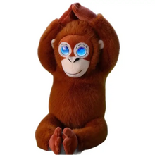 Peluche orang-outan interactive orange avec yeux bleus lumineux en position de méditation volume réglable 40 cm