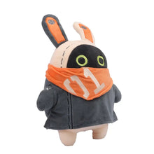 Peluche lapin robot orange avec oreilles noires et orange, yeux verts et bandana orange numero 01 en veste grise