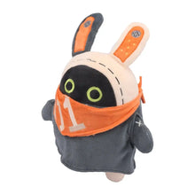Peluche lapin robot orange avec visage noir et blanc, bandana orange numéro 1, tenue grise et coutures décoratives
