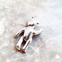 Pendentif ourson en argent 925 brillant avec surface polie et design arrondi pour un petit ourson à porter élégamment