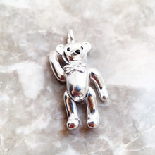 Pendentif ourson en argent 925 avec finition métallique polie et petit ourson à porter orné d un nœud papillon