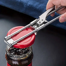 Ouvre-couvercle ajustable acier inoxydable en action ouvrant un bocal en verre à couvercle rouge de différentes tailles